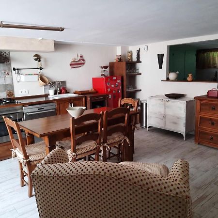 Un Apartamento Vacacional Con Detalles De Un Hogar Майрена дел Алхарафе Екстериор снимка