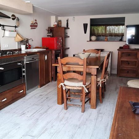 Un Apartamento Vacacional Con Detalles De Un Hogar Майрена дел Алхарафе Екстериор снимка